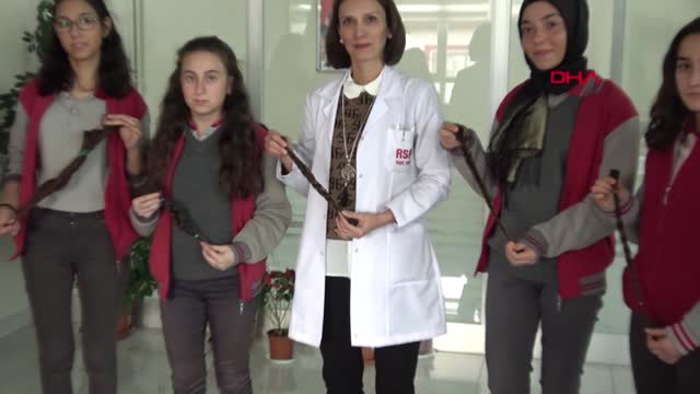 Afyonkarahisar Öğretmen ve Öğrencileri Lösemili Çocuklar İçin Saçlarını Bağışladı