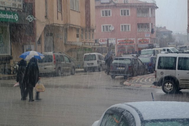 Şuhut’ta Sulu Kar Yağışı ve Sağanak Yağmur Etkili Oldu