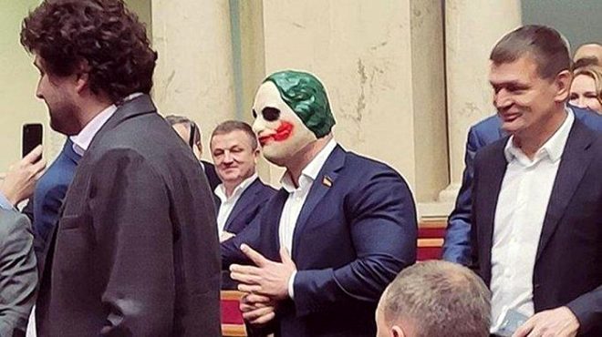 Ünlü siyasetçi Joker maskesiyle parlamentoyu bastı! Görenlerin ağzı açık kaldı