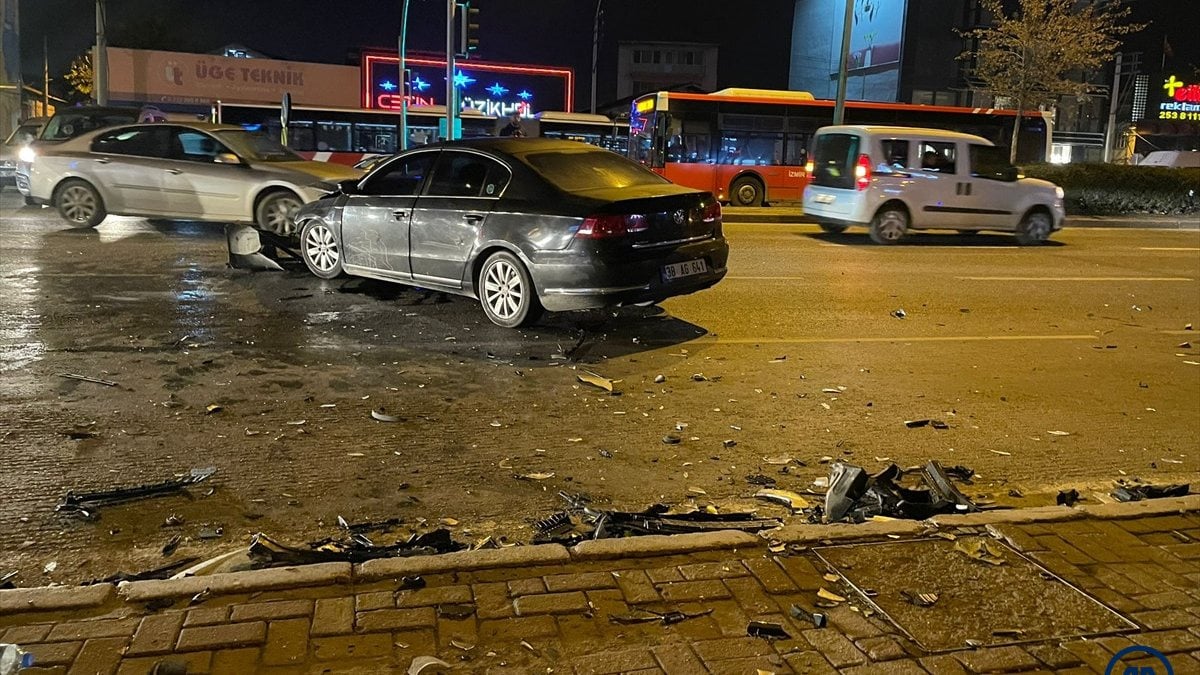 İzmir’de çarpışan 2 otomobilden 1’i gece kulübüne daldı: 5 yaralı