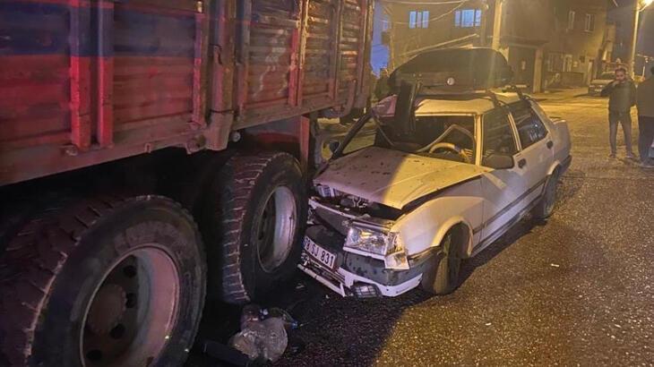 Alkollü sürücü otomobili ile park halindeki kamyona çarptı: 2 yaralı