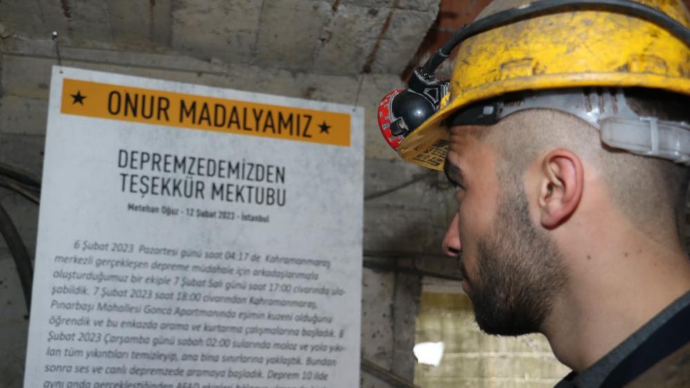 Madenciler enkazdan kurtardıklarını unutmamak için mektubu okuyarak madene giriyorlar
