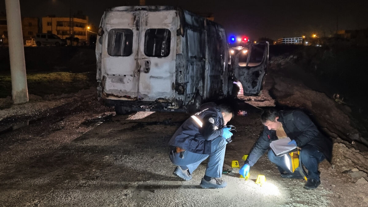Adana’da motosikletli 2 kişiye ateş açıp, panelvanı yaktılar: 3 saldırgan aranıyor