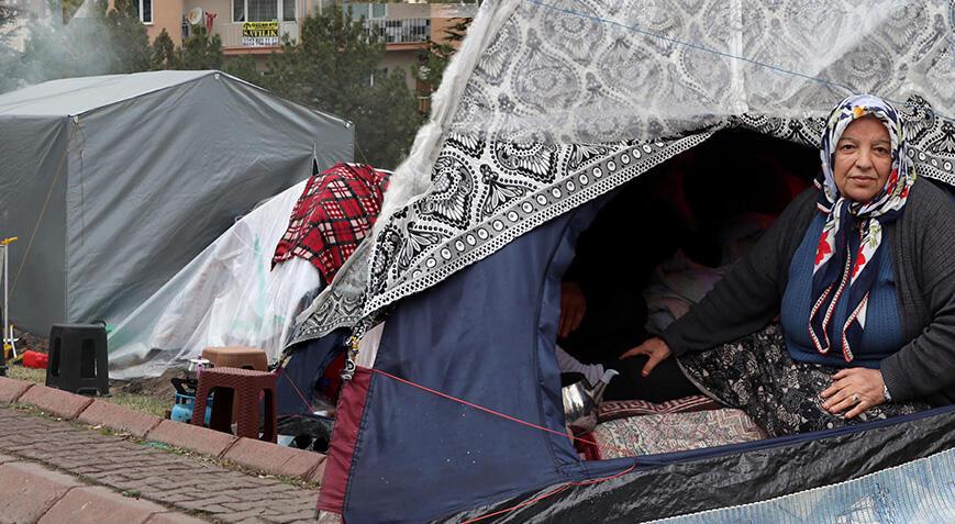 Kayseri’de 4.8’lik deprem sonrası boş alanlar çadırlarla doldu