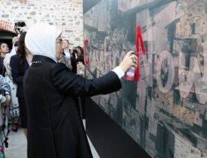 Emine Erdoğan “first lady”lerle “Gazze: Direnen İnsanlık” standını gezdi