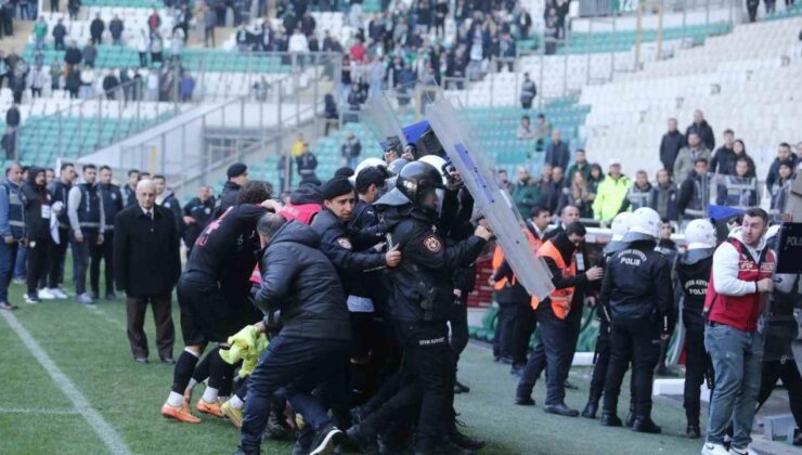 2. Lig maçında ortalık karıştı! 6 kırmızı kart çıktı: Polis takımları müdahale etti