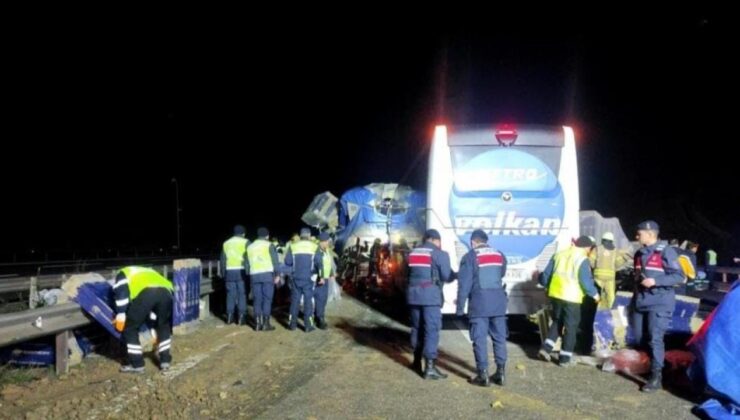 Eyüpsultan’da yolcu otobüsü ve tır çarpıştı! Meyyit ve yaralılar var