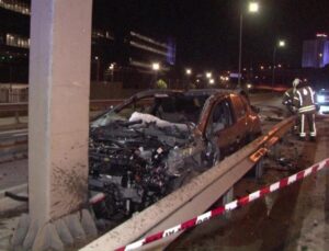 Pendik’te vahim kaza: Araba refüje girdi