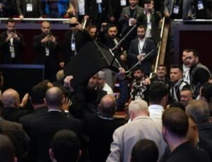 Beşiktaş kongresinde sandalyeler havada uçuştu!