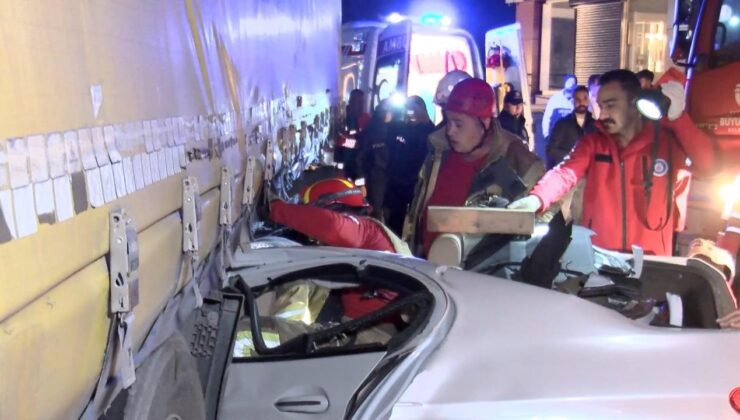 Esenyurt’ta müthiş kaza! TIR’ın altına girdi