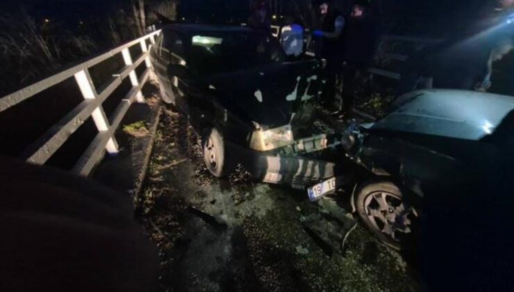 Bursa’da iki araba baş başa çarpıştı: 3 yaralı
