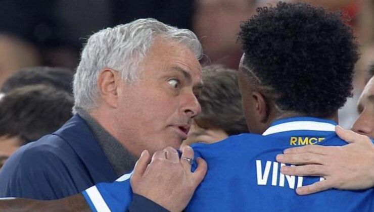 Dev maça ırkçı tezahürat engeli! Sahayı terk etti