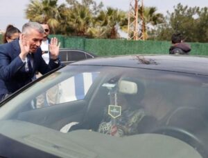 Bir günde 25 bin araç ilçeye girdi: Kaymakam gelenleri karşıladı!