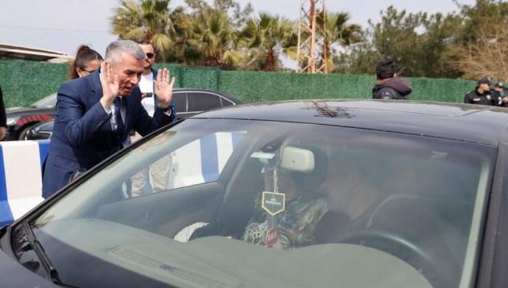 Bir günde 25 bin araç ilçeye girdi: Kaymakam gelenleri karşıladı!