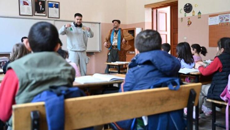 Okulda “çat kapı” tiyatro: Öğrencilere tasarruf ve ulusal teknoloji atağı anlatılıyor