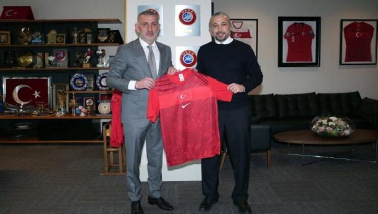 Son Dünya Kupası’nın kahramanıydı! Efsane formayı TFF’ye armağan etti