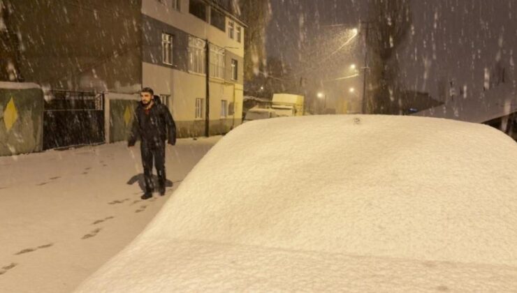 Kış geri döndü: Kar kalınlığı 15 santimetreyi aştı