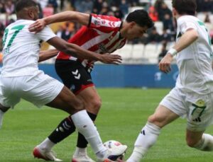 Play-off hedefleyen ekibe meskeninde darbe! 4 gollü maçı kazanıp tepeden kopmadılar