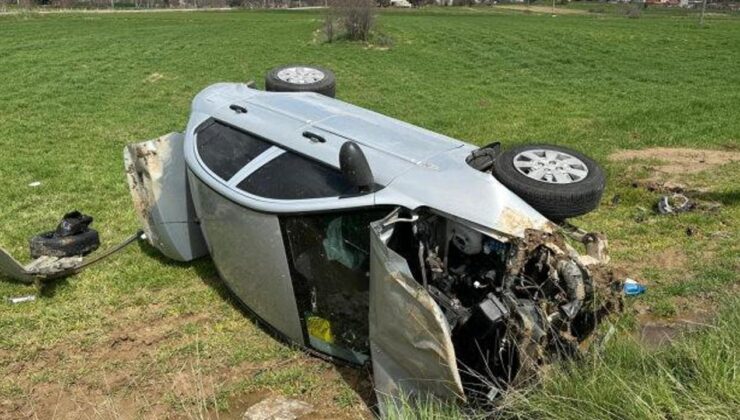 Uşak’ta feci kaza! Tarlaya devrilen arabadaki 4 kişi yaralandı