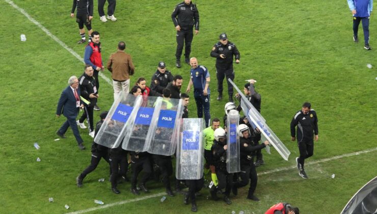 Play-off maçında saha karıştı! Soyunma odasına polis kalkanlarıyla gittiler