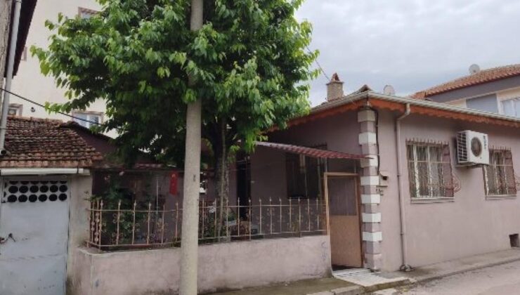 Kiraz toplarken demir korkuluğun üzerine düşüp öldü