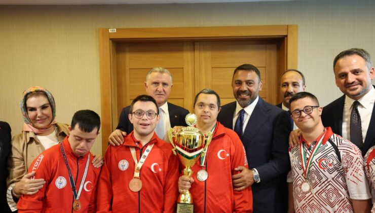 Bakan Bak, madalya kazanan özel atletlerle bir araya geldi
